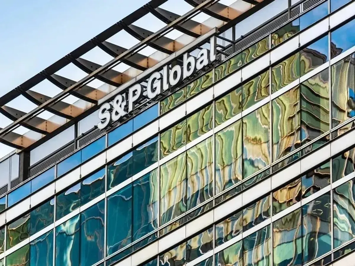 Economia României a scăpat de retrogradare. S&amp;P a confirmat rating-ul „BBB-”. Perspectiva e însă „negativă”