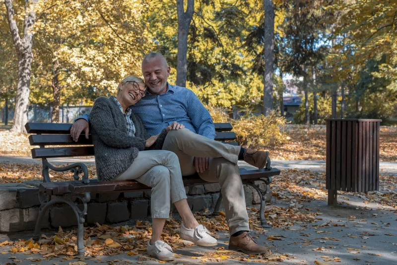 Pensionari aflați la pensie stau &icirc;n parc - Foto: Freepik