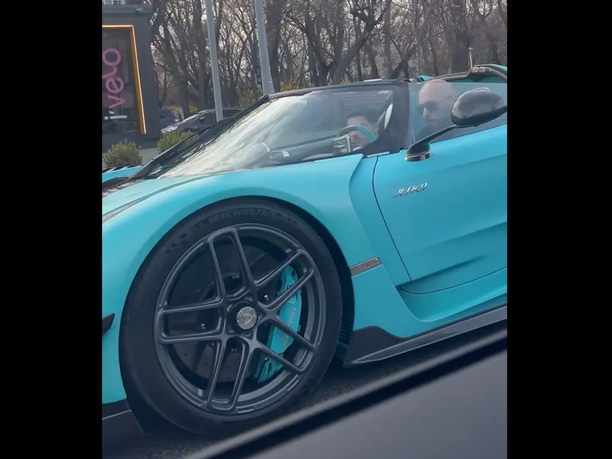 Cea mai scumpă plimbare a lui Andrew Tate. A dat într-o groapă și a rupt bolidul de 3.000.000$ - Foto: captură video