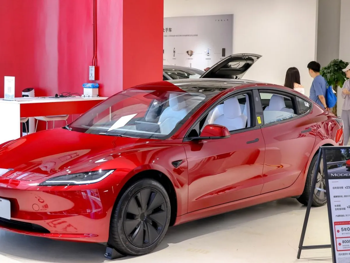 Tesla Model 3, expus într-un mall din Shanghai - Foto: Profimedia Images