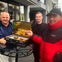 Avram Gal l-a invitat la lansarea micilor cu foiță de aur pe Nelson Mondialu. - Foto: stiridecluj.ro