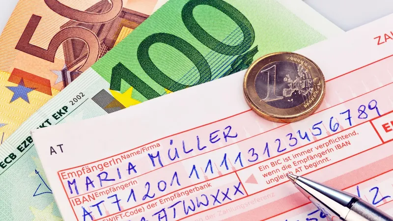 Se schimbă regulile pentru românii care trimit bani rudelor din țară. Băncile nu mai pot face asta! - Foto: Profimedia images - Caracter ilustrativ