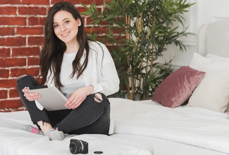 Femeie frumoasă &icirc;ntr-un apartament tip studio - Foto: Magnific.com/magnific