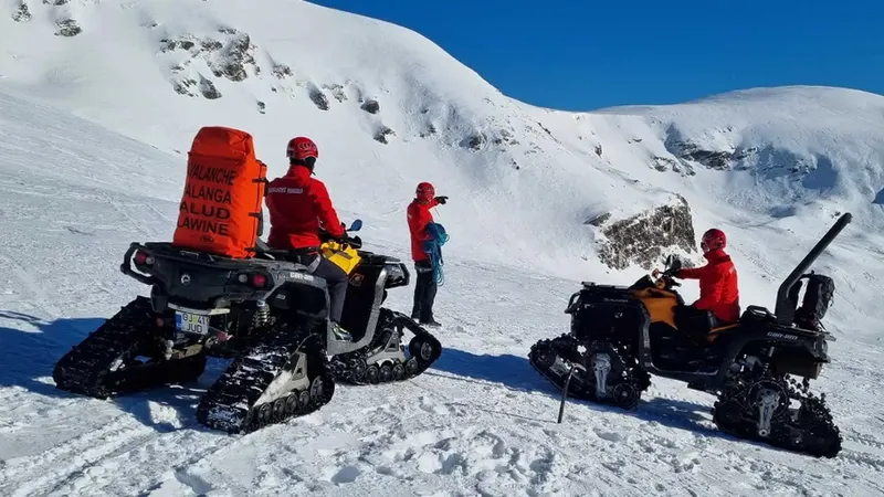 Grup de schiori străini, surprins de o avalanșă în Munții Rodnei. Cel puțin un mort și doi răniți. - Foto: Facebook/Salvamont Romania