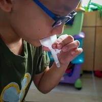 Până la începutul săptămânii viitoare, vor fi livrate 10 milioane de teste COVID în şcoli. / Foto: edupedu.ro