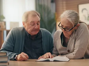Pensionari care citesc despre pensie - Foto: Freepik