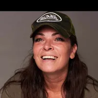 Fosta „regină” a muzicii pop folosește becuri încărcate la soare. Stă într-un container fără lumină  - Foto: Facebook / imagine cu caracter ilustrativ