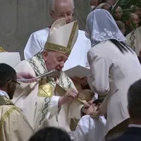 Papa Francisc adus în scaun cu rotile în Bazilica Sf. Petru de Paștele Catolic. Care este starea lui - Foto: Profimedia / imagine rol ilustrativ