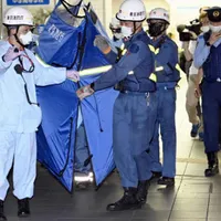 Atac cu cuţitul într-un tren din Tokyo: Autorul ar fi vrut să omoare femei care „par fericite”. / Foto: theguardian.com