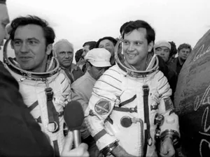 Dumitru Prunariu, în dreapta, cu partenerul de zbor cosmic, Leonid Popov, la revenirea pe Pământ, pe 21 mai 1981 - Foto: Profimedia Images