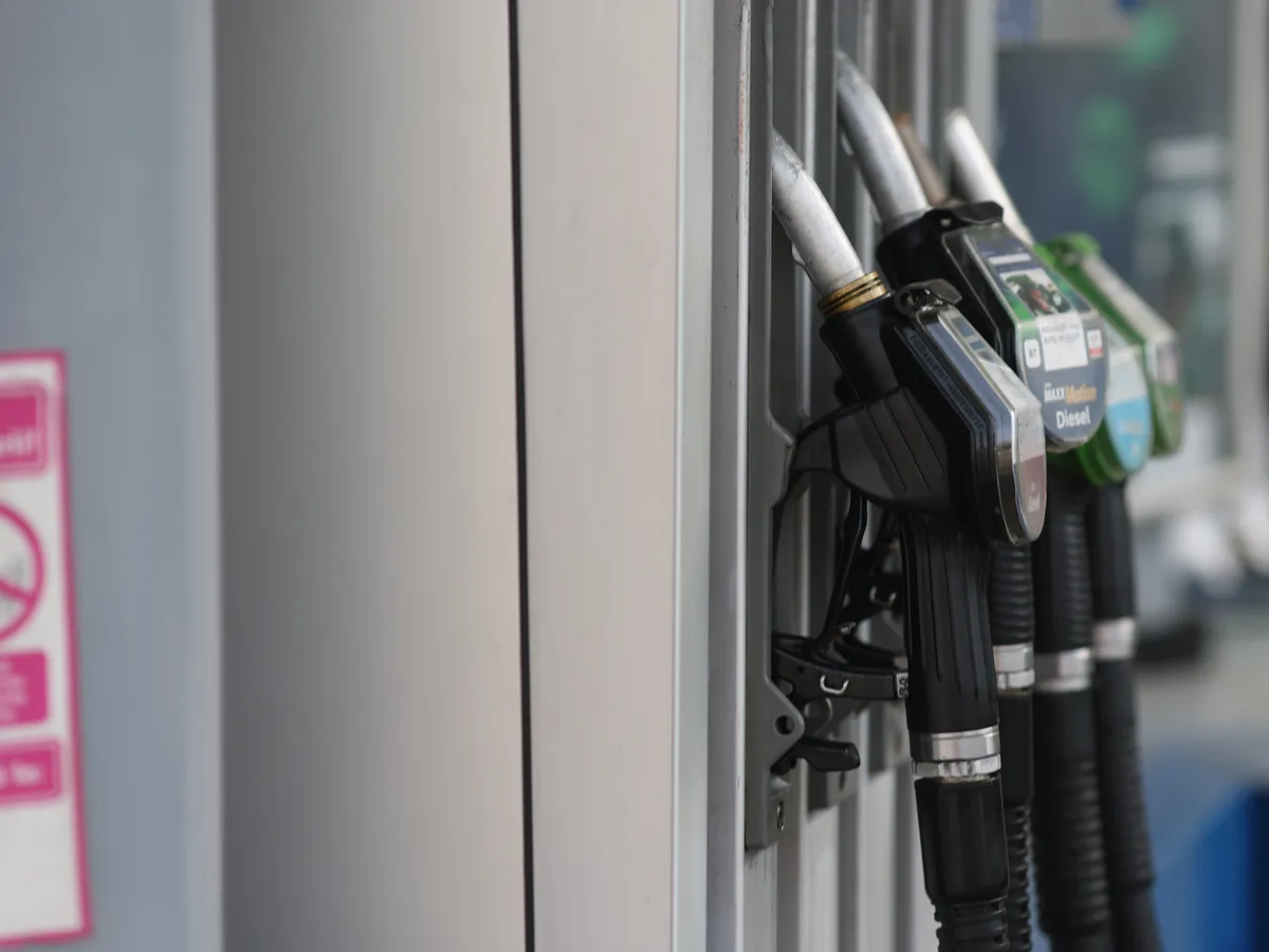 Unde găsești cea mai ieftină benzină în România. Costă sub 9 lei litrul