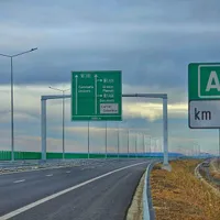 Mai multe case nu vor mai avea acces la drum după construcția autostrăzii A0. Vor fi izolate complet Foto: Facebook/CNIR