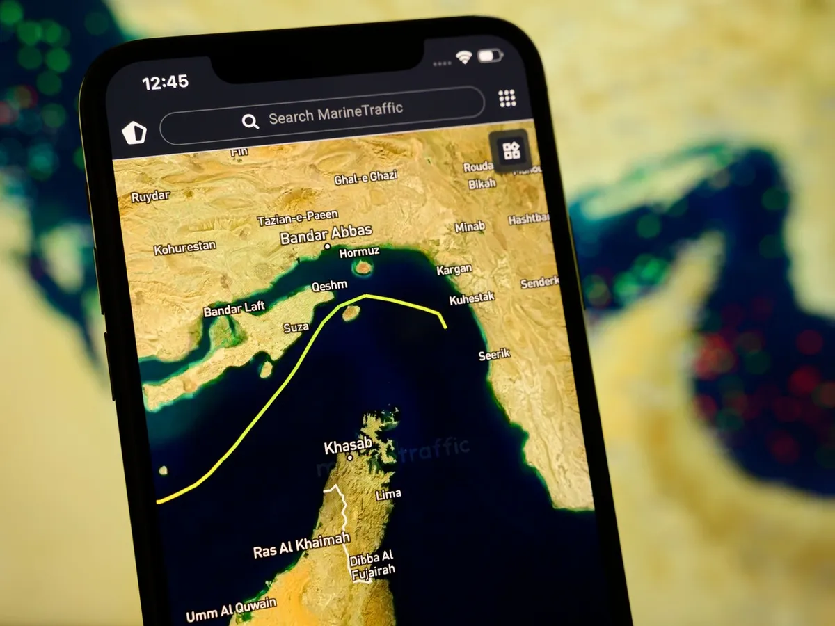 Iranul schimbă regulile în Ormuz. Navele care vor tranzita strâmtoarea, forțate să aleagă "rute alternative"