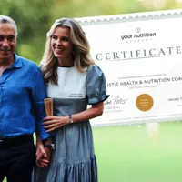 Soția lui Călin Georgescu, specialist în „sănătate naturală”, după 3 cursuri pe care a dat 10.000€ - Foto: Colaj