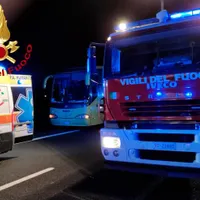 Un TIR condus de un român a intrat în două autocare cu migranți în Italia: un mort, 15 răniți. / Foto: corriere.it