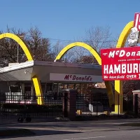 McDonald’s închide temporar birourile din SUA, în timp ce lanțul se pregătește pentru concedieri - Foto: Wikimedia/Bruce Marlin/CC BY-SA 2.5