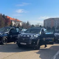 Jandarmeria a plătit 20.000 € în plus să pună 8 opționale pe mașină: girofar, cârlig, roți de iarnă - Foto: captură ecran