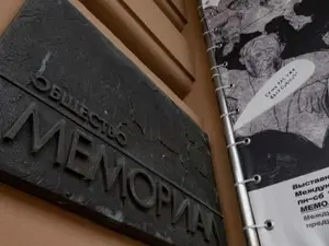 AFP: Moscova vrea să controleze trecutul Rusiei prin lichidarea organizaţiei Memorial. / Foto: theguardian.com