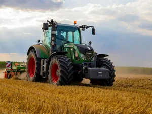 Tractor pe un câmp cu grâu - Foto: Arhivă