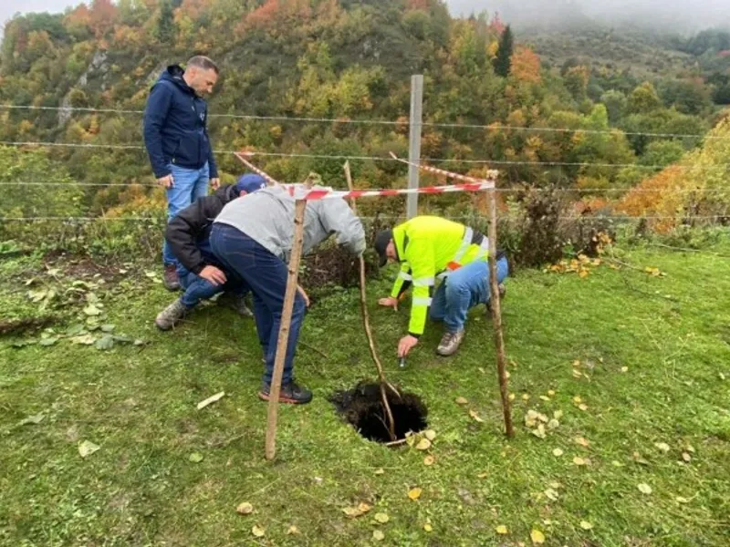 Specialistul măsoară dimensiunea găurii de la Barajul Tăul Mare cu o creangă - Foto: Captură video