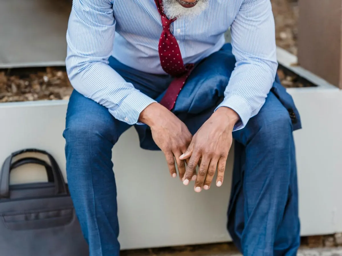 Bărbat obosit căutându-şi de lucru - Foto: Pexels/Nicola Barts