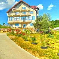 Dezmăţ cu droguri, amor şi peste o sută de tineri la un loc/FOTO: ziaruldeiasi.ro