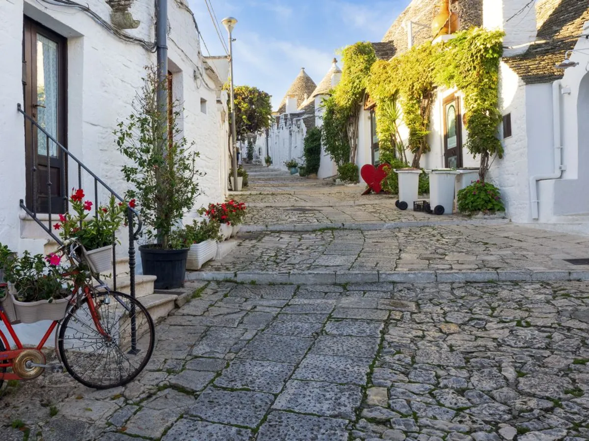 Stradă în Alberobello, Puglia, Italia - Foto: Magnific/vwalakte