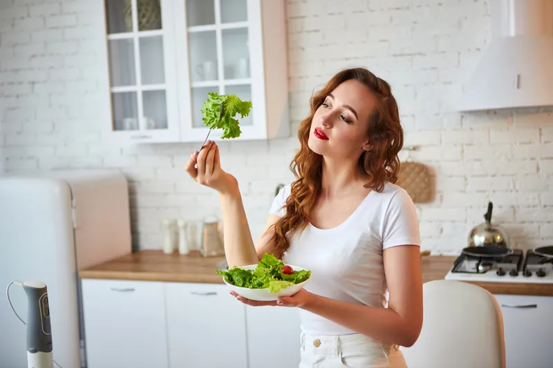 Femeie mănâncă salată - Foto: Freepik