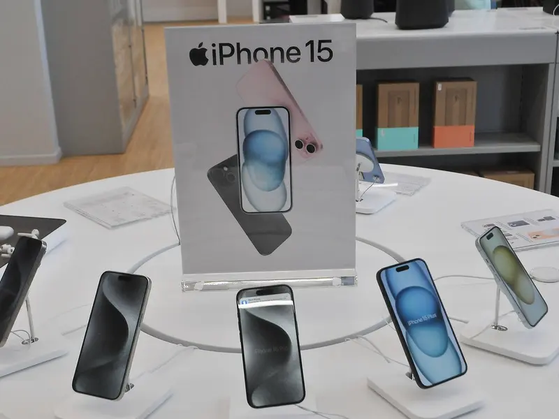 La Inspectoratul General pentru Imigrări a venit „Moșu”: iPhone 15 Pro Max, de 1.560 € bucata - Foto: Profimedia Images