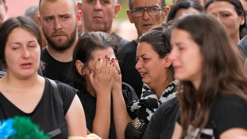 Cele două atacuri armate care au avut loc în mai puțin de o săptămână au îndoliat întreaga Serbie - Foto: Profimedia Images