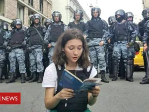 Olga Misik le-a citit din Constituție jandarmilor. Captură BBC