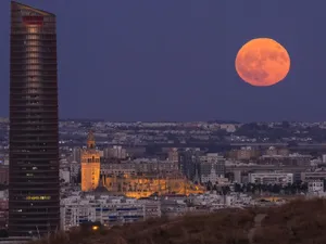 Luna Sturion, cea mai strălucitoare din august, își va face apariția pe cer două nopți consecutive. Când va putea fi admirată