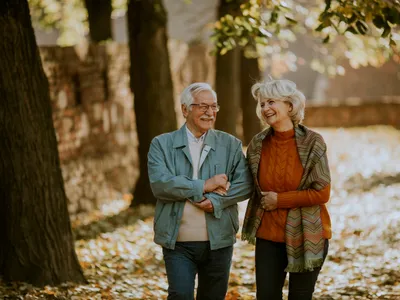 Pensionari se plimbă la pensie - Foto: Freepik