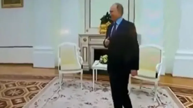 Vladimir Putin dă semne de boală la fiecare apariție publică/ Captură: RBC TV