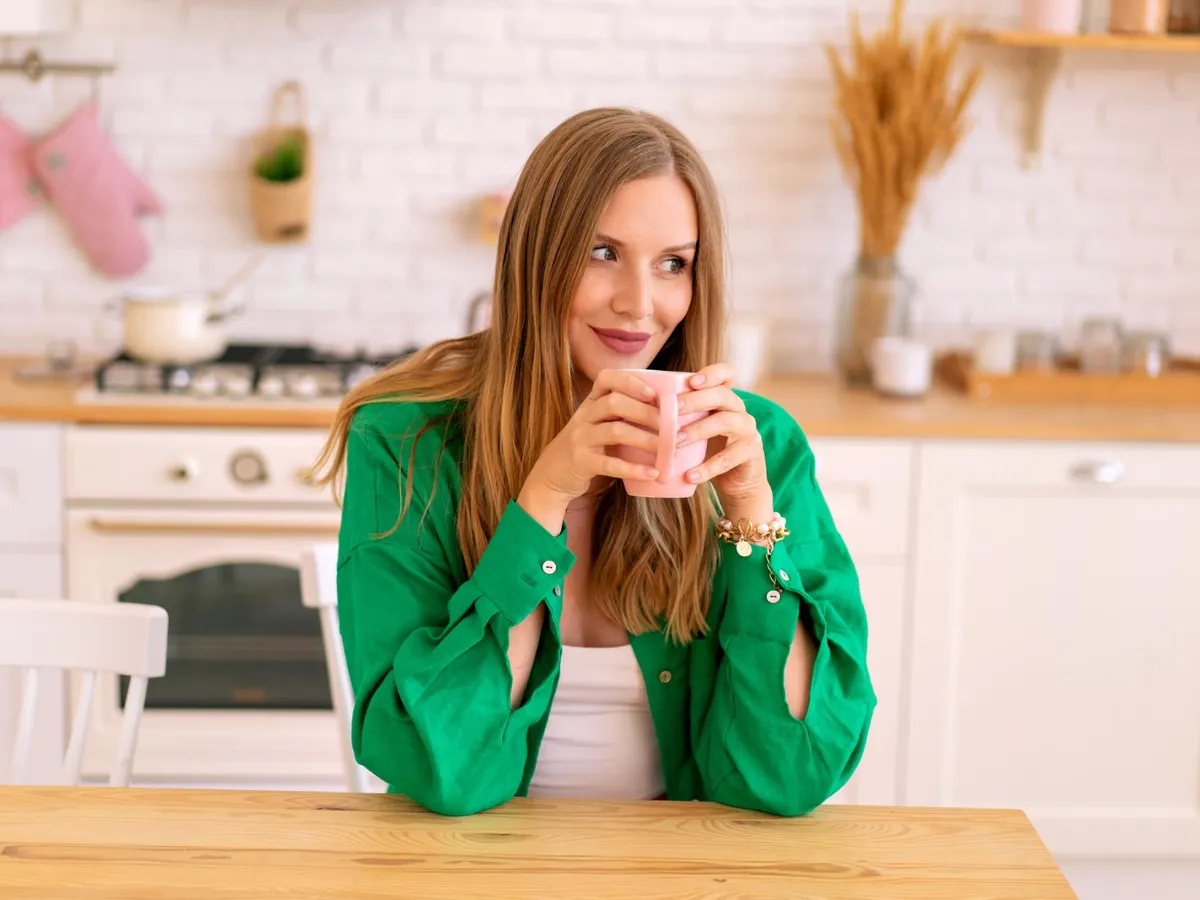 Femeie care bea ceai - Foto: Freepik (Imagine cu rol ilustrativ)