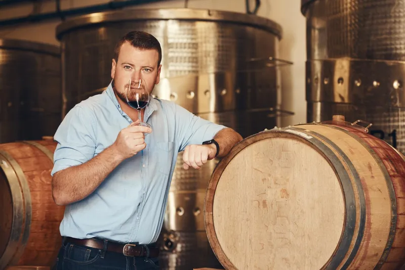 Bărbat l&acirc;ngă un butoi mare de vin - Foto: Magnific.com (Imagine cu rol ilustrativ)
