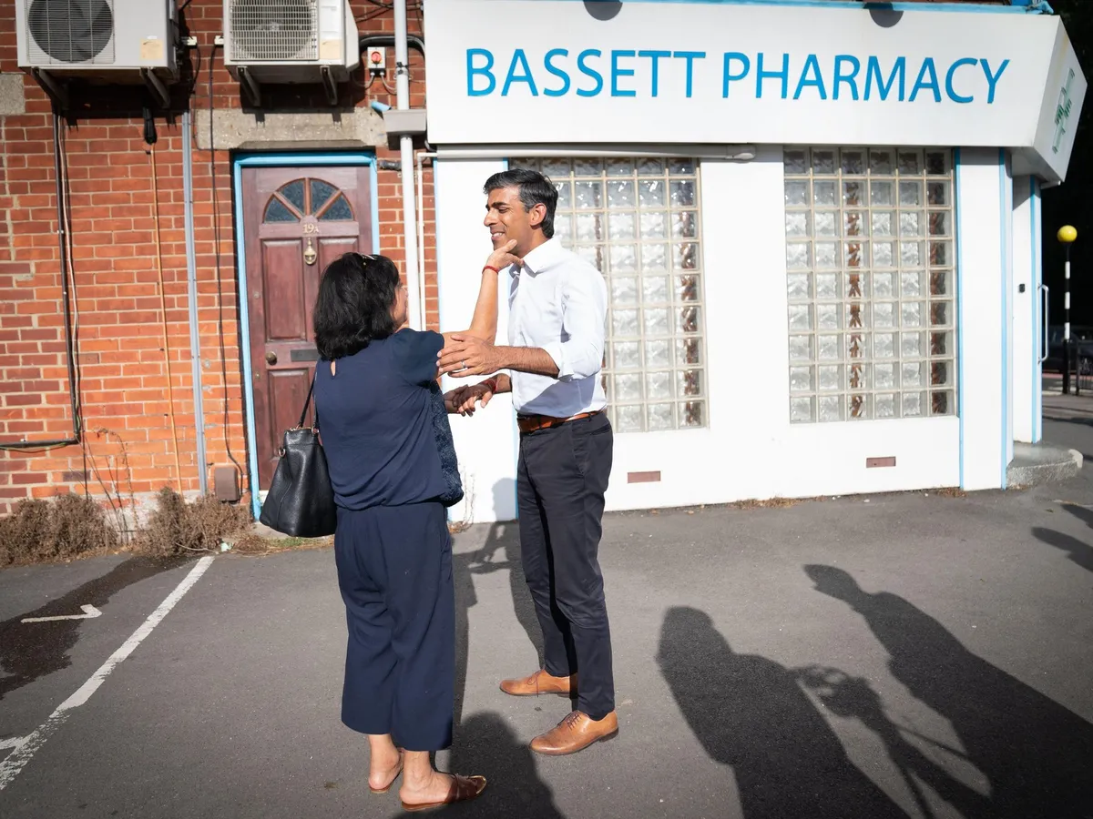 Rishi Sunak în fața farmaciei, prima afacere a familiei/foto: Profimedia Images