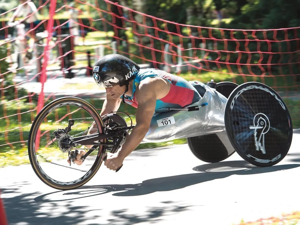 ... și dă la pedalele unui handbike în proba de ciclism