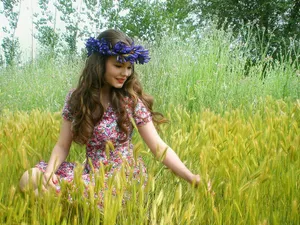 Fetele își împletesc coronițe de flori și culeg plante de leac Foto: Pixabay.com