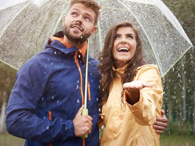Cuplu ploaie Foto: Freepik (imagine cu rol ilustrativ)