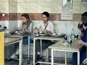 Femeie, arestată în Iran după ce s-a pozat mâncând într-un restaurant fără a purta hijab. / Foto: Twitter