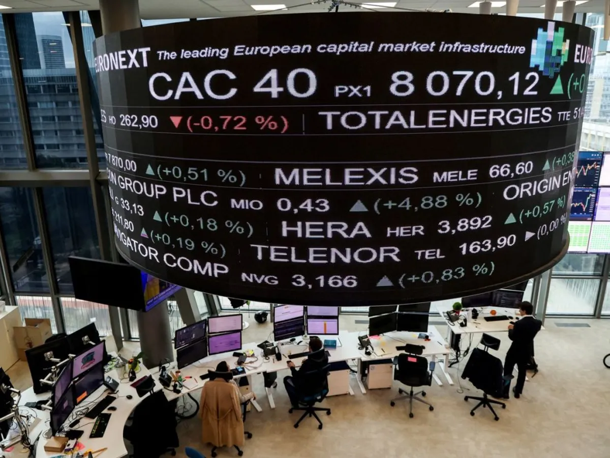 Indicatorii pieței sunt afișați pe ecranul digital al clădirii Bbursei Euronext, din cartierul de afaceri La Defense, în vestul Parisului. - Foto: Profimedia Images