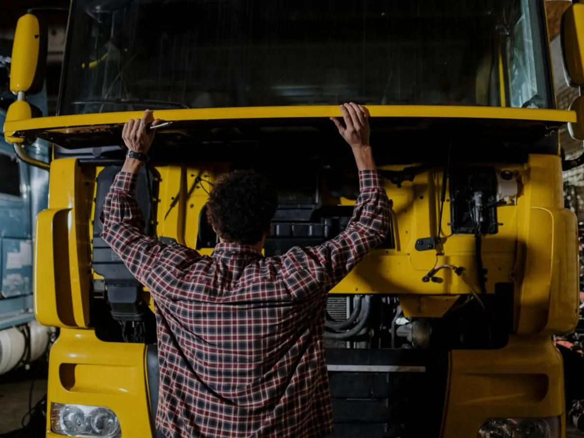 Ce salariu are un șofer de camion, în România? Cât se câștigă în Ungaria și Bulgaria - Foto: Pexels/cottonbro studio