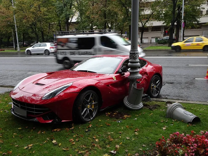 Ferrari accidentat în București/FOTO: autoblog.md