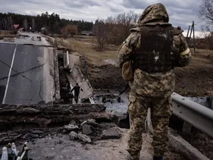 În orașul Bucha, cadravrele civililor au fost lăsate de militarii ruși pe stradă/ / Mirror