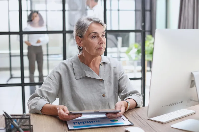 Femeie la muncă - Foto: Freepik