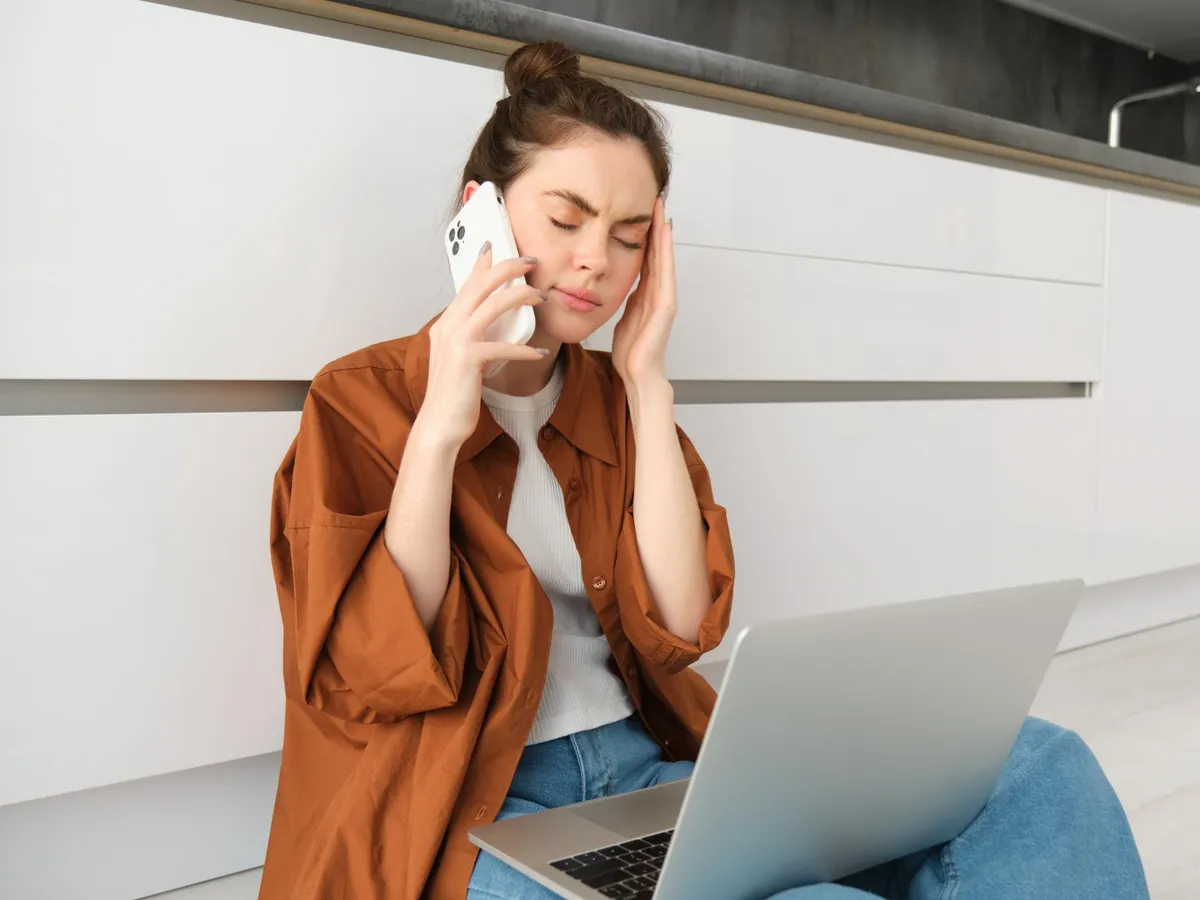 Femeie vorbeste la telefon - Foto: Freepik