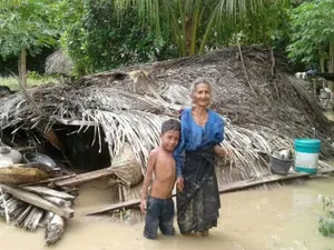 Cel puţin 50 de oameni au murit în urma inundaţiilor de duminică, ce au cauzat şi alunecări de teren din Indonezia şi Timorul de Est. / Foto: aljazeera.com