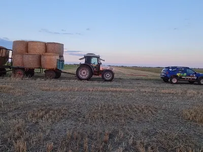 Dacia Duster trage 2 tractoare și 4 remorci cocoșate de baloți de paie. Total: 30 tone. / Foto: captură video