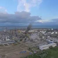 Coșul de 150 de metri înălțime de pe platforma Petromidia, dărâmat cu dinamită. / Foto: captură video